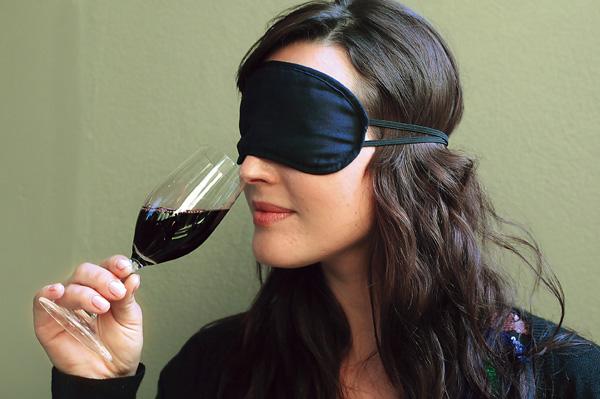 turismo esperienziale firenze. donna bendata con calice di vino