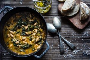 Immagine della cucina tipica a Firenze la ribollita zuppa di cavolo nero e legumi. Il turismo a Firenze è esperienze enogastronomiche di antica tradizione.