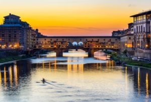 Immagine di ponte vecchio simbolo del turismo a firenze. L'immagine è un link a foto artistiche della città.