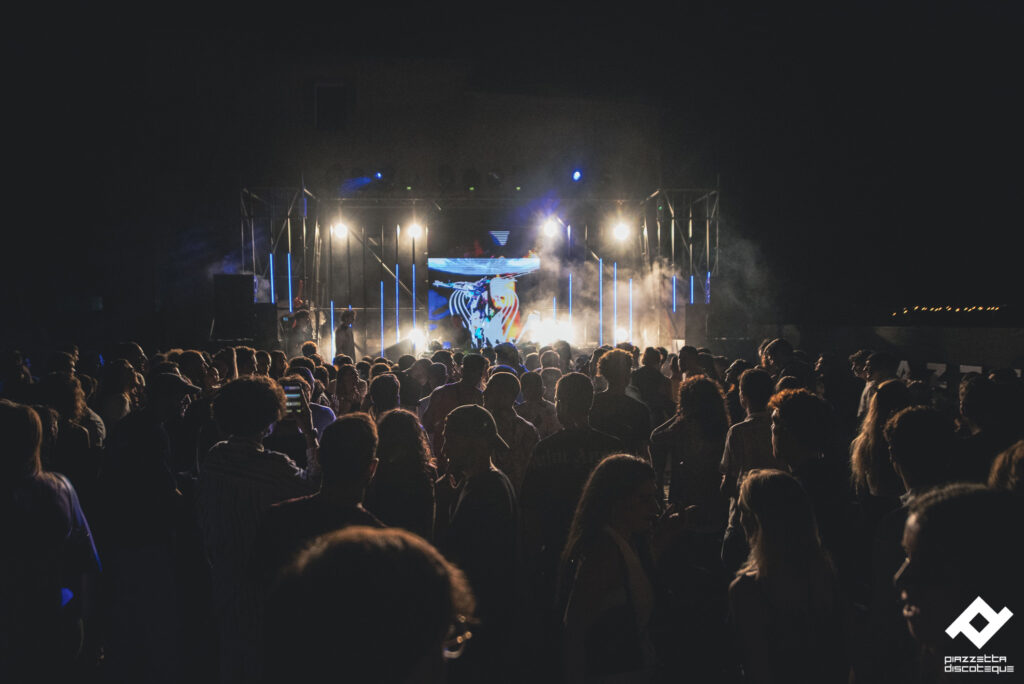 Immagine che ritrae il pubblico del festival che balla visto dalla prospettiva sud della piazza medievale