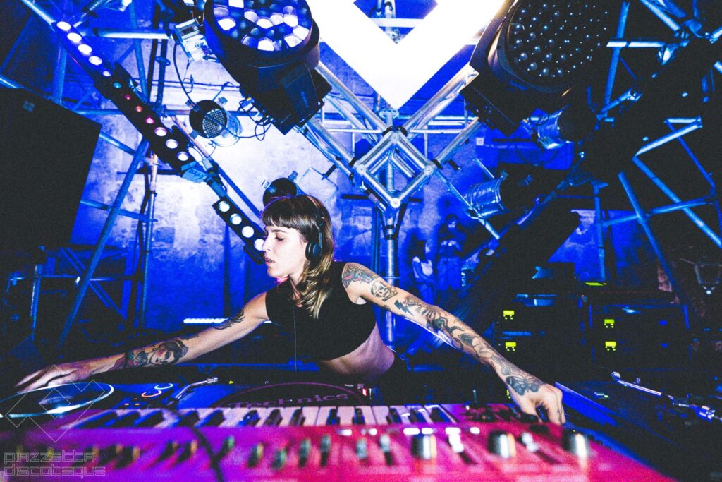 Adiel artista donna techno che suona al festival di civitella d'agliano