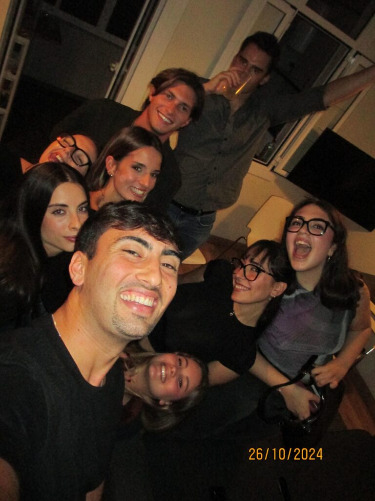 Immagine di un gruppo di amici fatta con macchina fotografica digitale