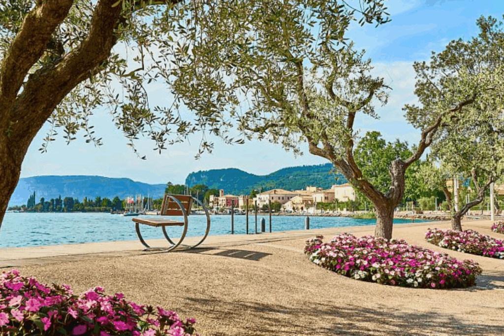 Lungolago di Bardolino in un contesto primaverile con i suoi fiori sbocciati