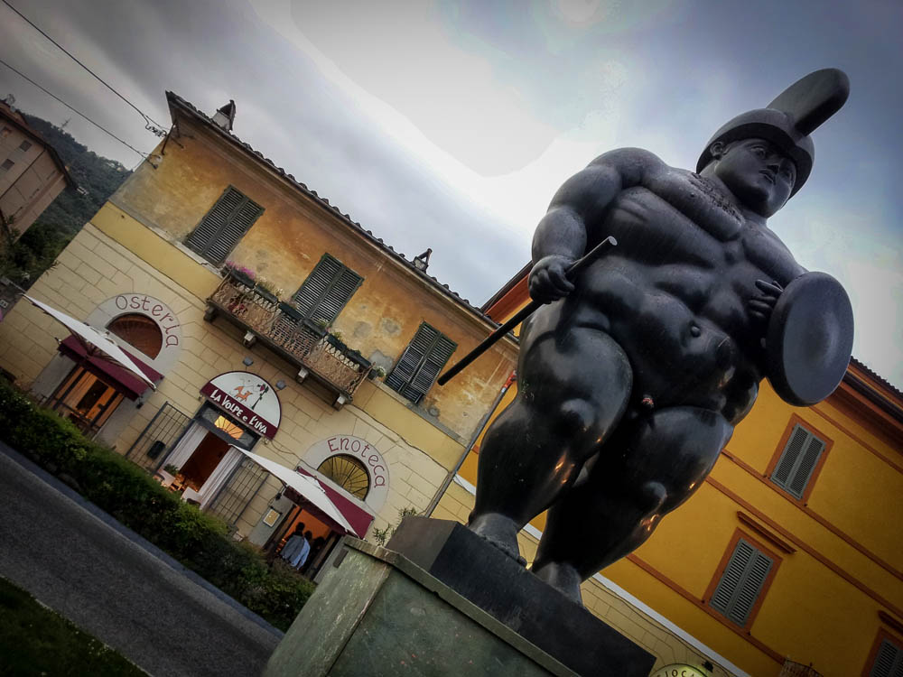 Il Guerriero di Botero nella Piazza centrale di Pietrasanta