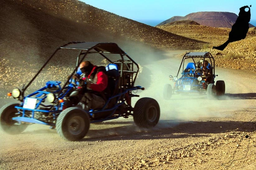 Due ragazzi in buggy tra le strade bianche di Fuerteventura