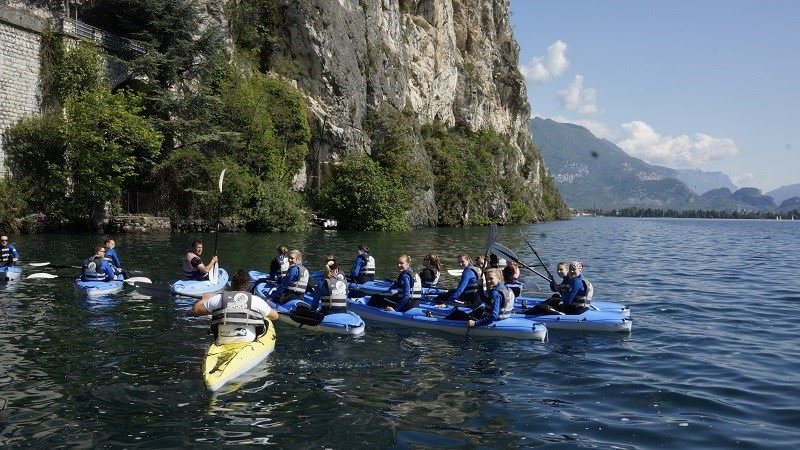 Rappresentazione di un gruppo di persone che praticano attività in canoa