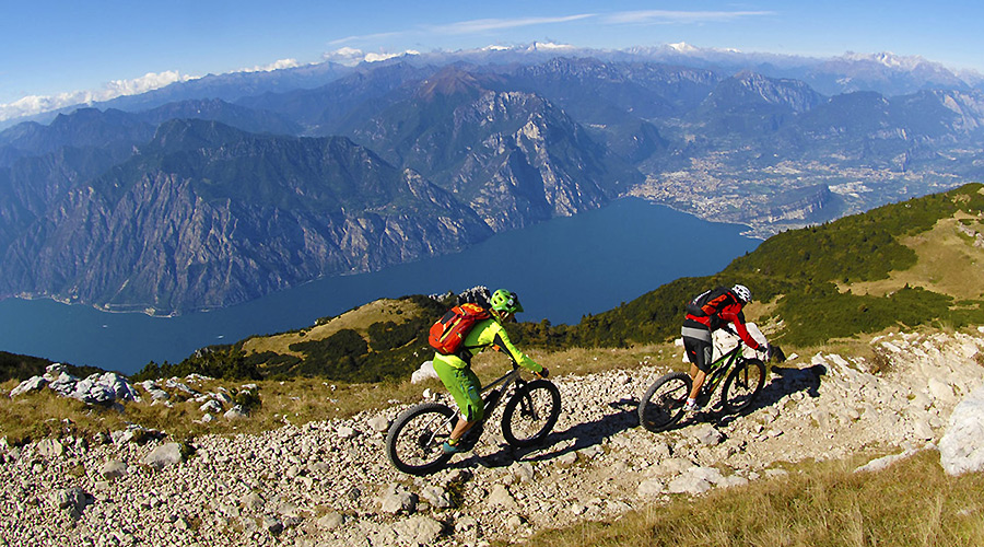 Rappresentazione di passaggio di due mountain bike su una delle piste ciclabili che affacciano sul Lago