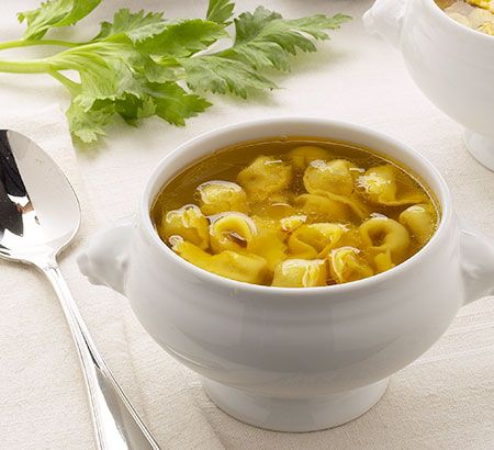 Piatto di cappelletti in brodo