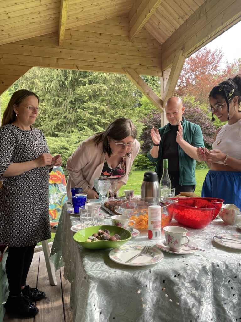 Festa di compleanno con i responsabili di casa famiglia e un ospite