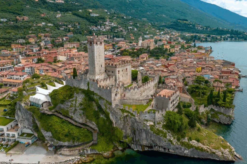 L'immagine rappresenta un veduta dall'alto del castello di Malcesine che affaccia sul Lago di Garda.