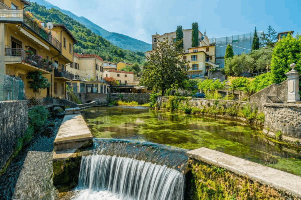 L'immagine rappresenta il centro storico di Malcesine tra i suoi vicoli suggestivi.