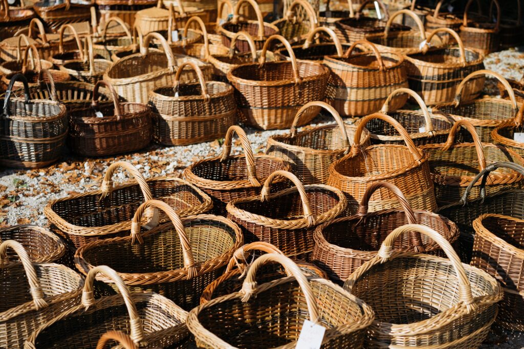 Numerosi cestini realizzati a mano artigianalmente a San Vero Millis