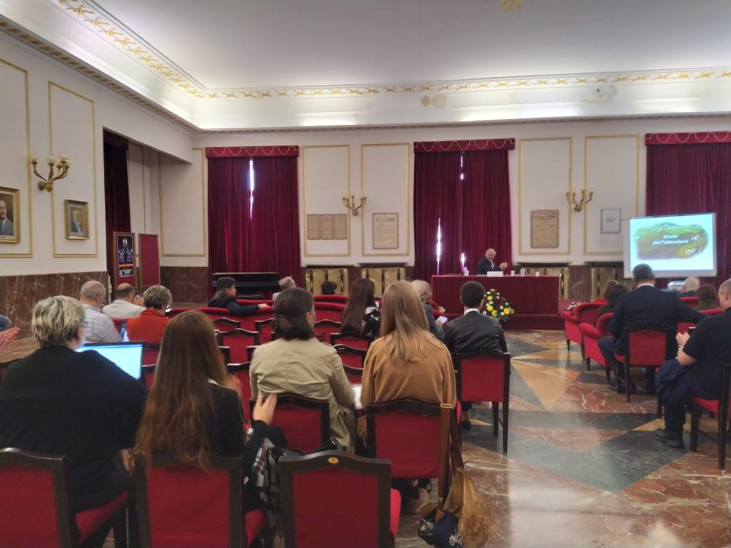 Convegno all'interno della sala del teatro di Cosenza