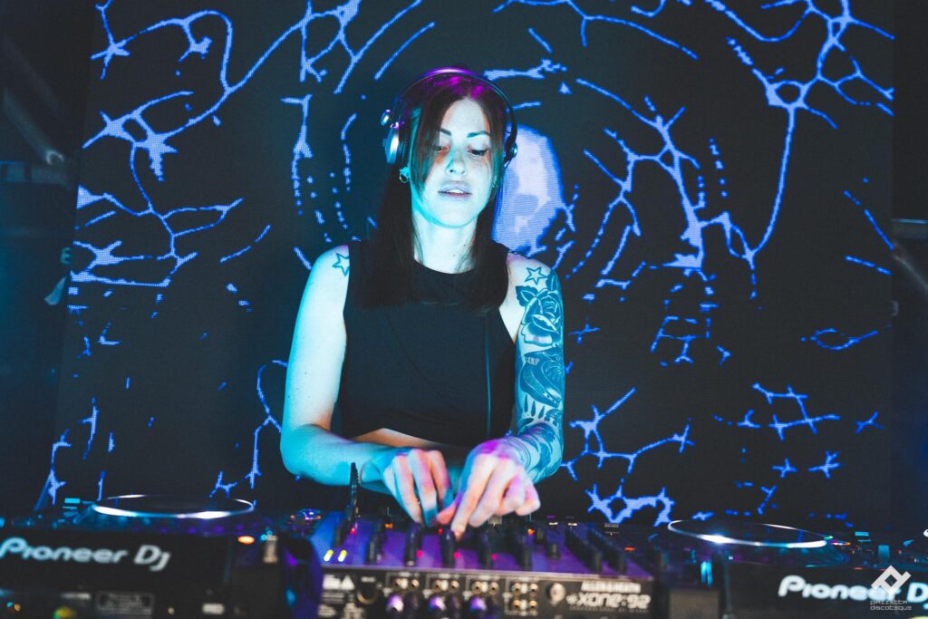 Ingrid, artista techno che suona e balla all'interno del festival
