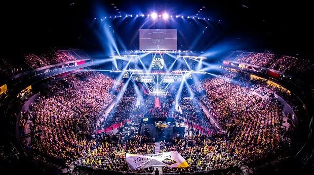 Stadio pieno di gente che guarda un evento E-Sport