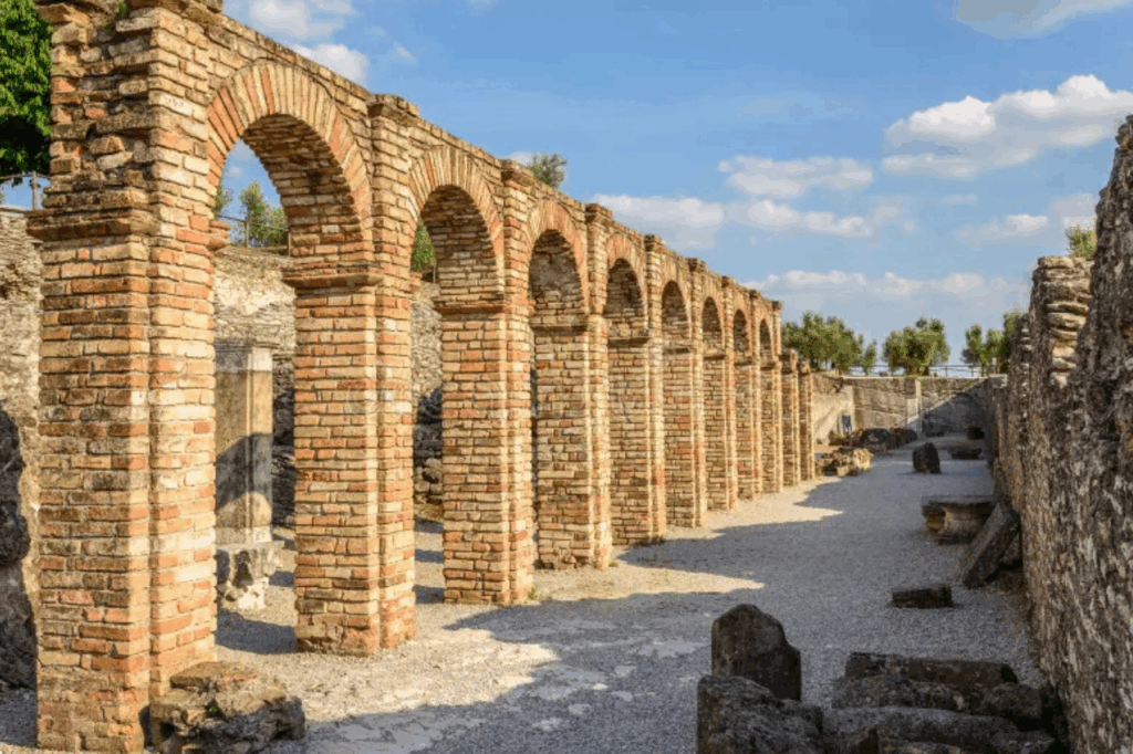 L'immagine raffigura il percorso delle Grotte di Catullo che simboleggia una delle più importanti testimonianze romane del nord Italia.