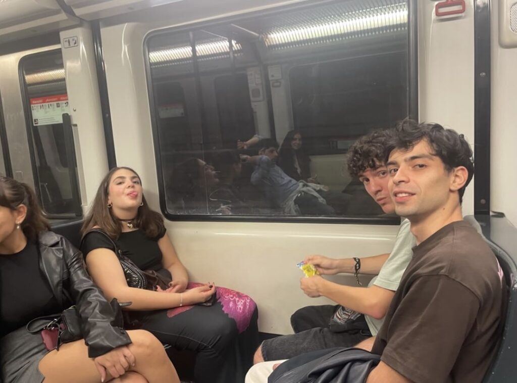 Immagine di amici in metro fatta con cellulare