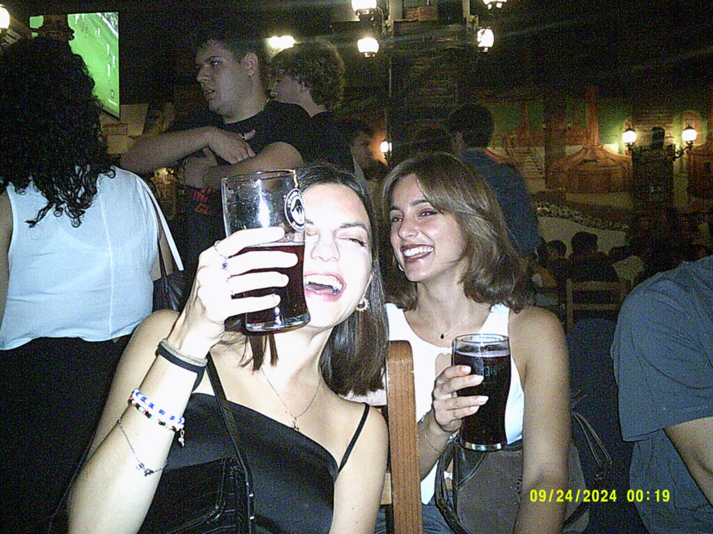 Immagine di due mie amiche fatta con macchina fotografica digitale