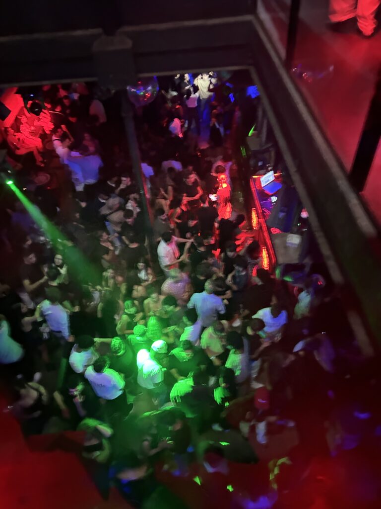 Immagine di una discoteca fatta con telefono