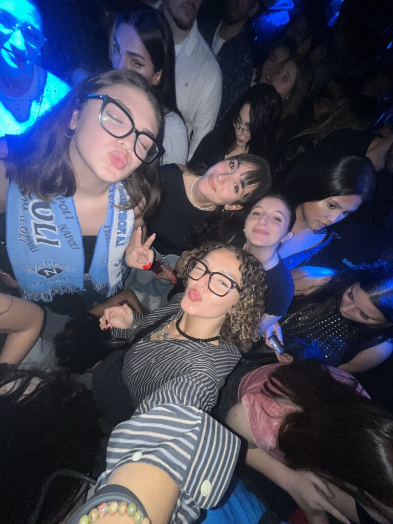 Immagine gruppo di amiche fatta con cellulare