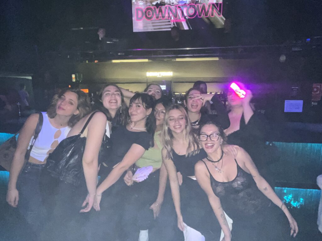 Immagine di un gruppo di amiche in discoteca fatta con cellulare