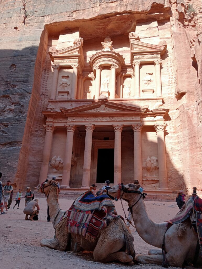 Il Tesoro, monumento scavato nella roccia a Petra, Giordania