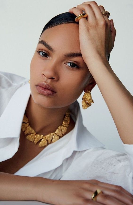 Scopri il tuo stile con La Flagi tramite collana, orecchini e anello oro con una forma astratta per le persone piu audaci