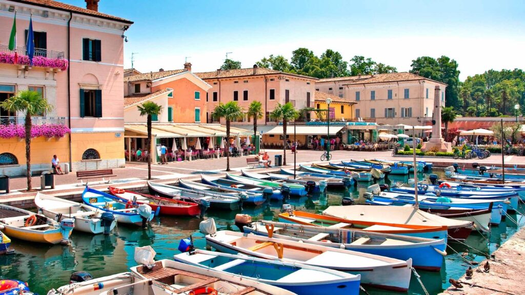 Rappresentazione del porto di Bardolino con vista sulla piazza principale 