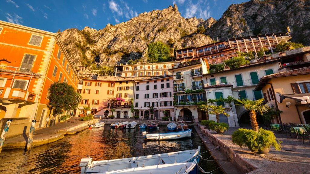 Rappresentazione del centro città di Limone sul Garda con vista dalla barca