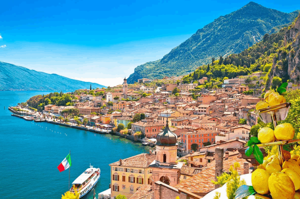 Vista dall'alto di Limone che affaccia sul Lago di Garda con il suo bellissimo paesaggio