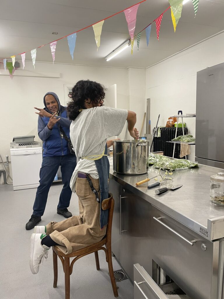 Preparazione del pranzo al centro diurno Loods assieme ad uno dei destinatari del progetto