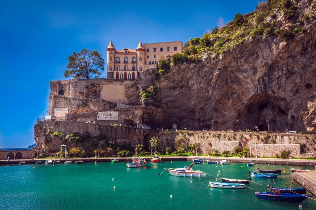  Uno dei tanti gioielli di questo tour della costiera : ''Vista dal porto di Maiori. ''