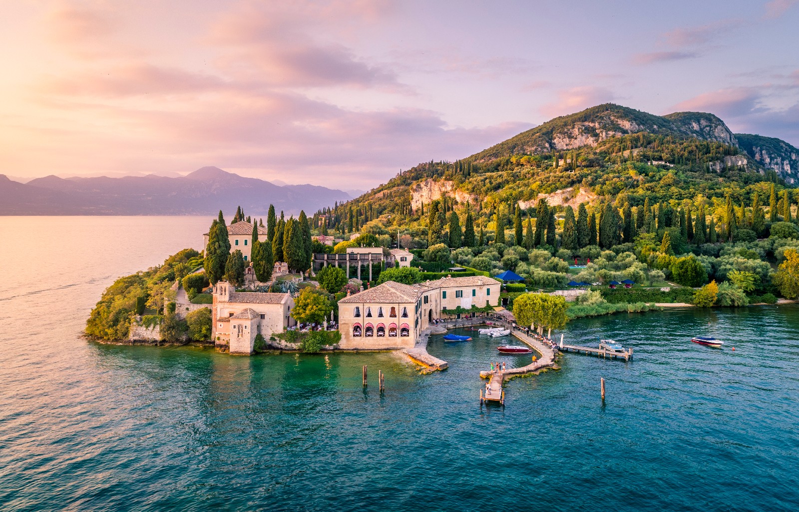 Vista dall'alto di Punta San Virgilio, piccolo sbocco sul lago di Garda 