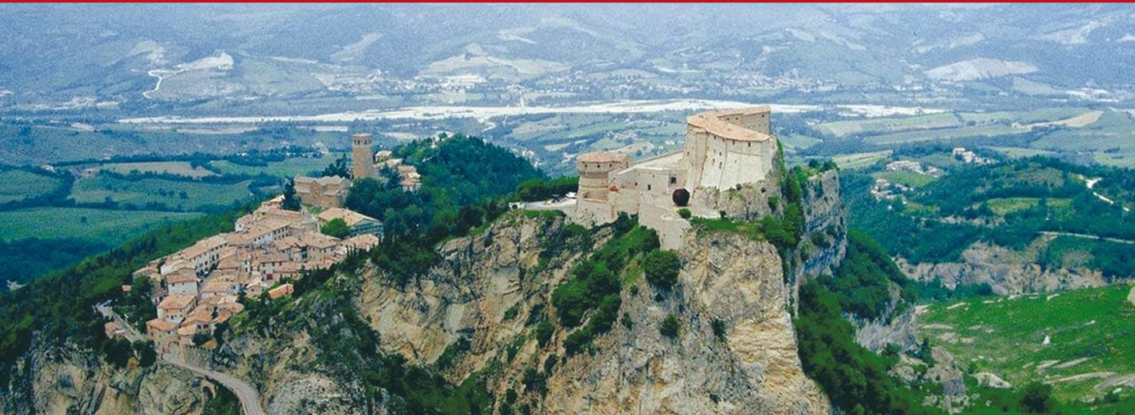 veduta panoramica del castello di san leo e il borgo ai suoi piedi