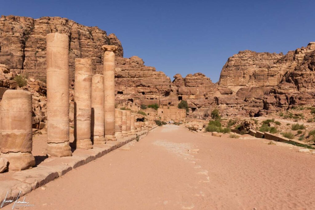 Strada contente colonne di epoca nabatea, poi ristrutturate in epoca romana a Petra, Giordania