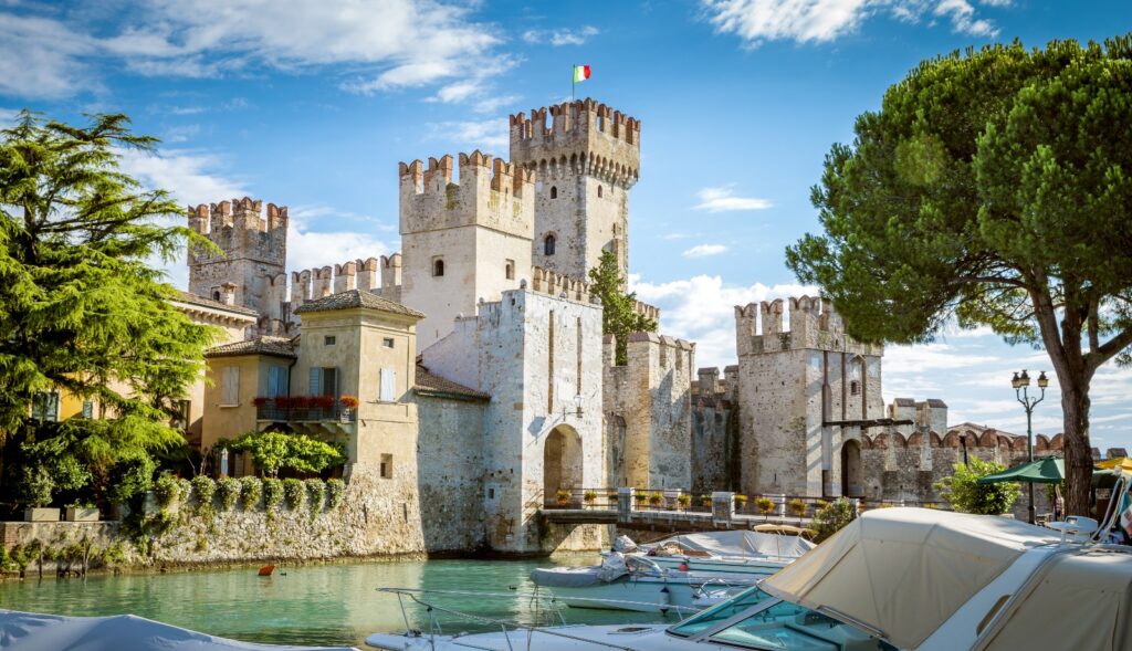 Rappresentazione del castello principale di Sirmione con affaccio sul piccolo porto caratteristico del luogo