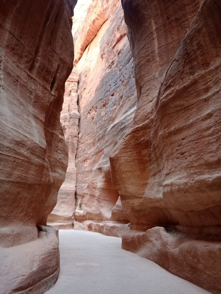 Siq, naturale apertura nella roccia che conduce i visitatori a Petra