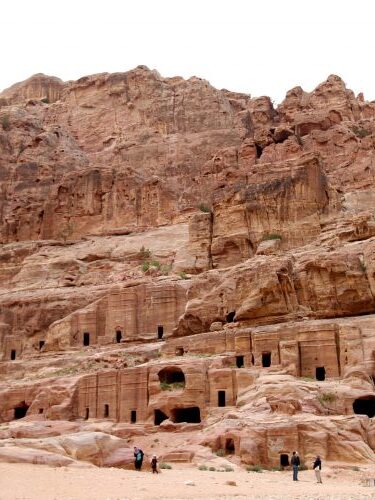Strada delle Facciate sui cui lati si trovano più di quaranta tombe e case nabatee, Petra
