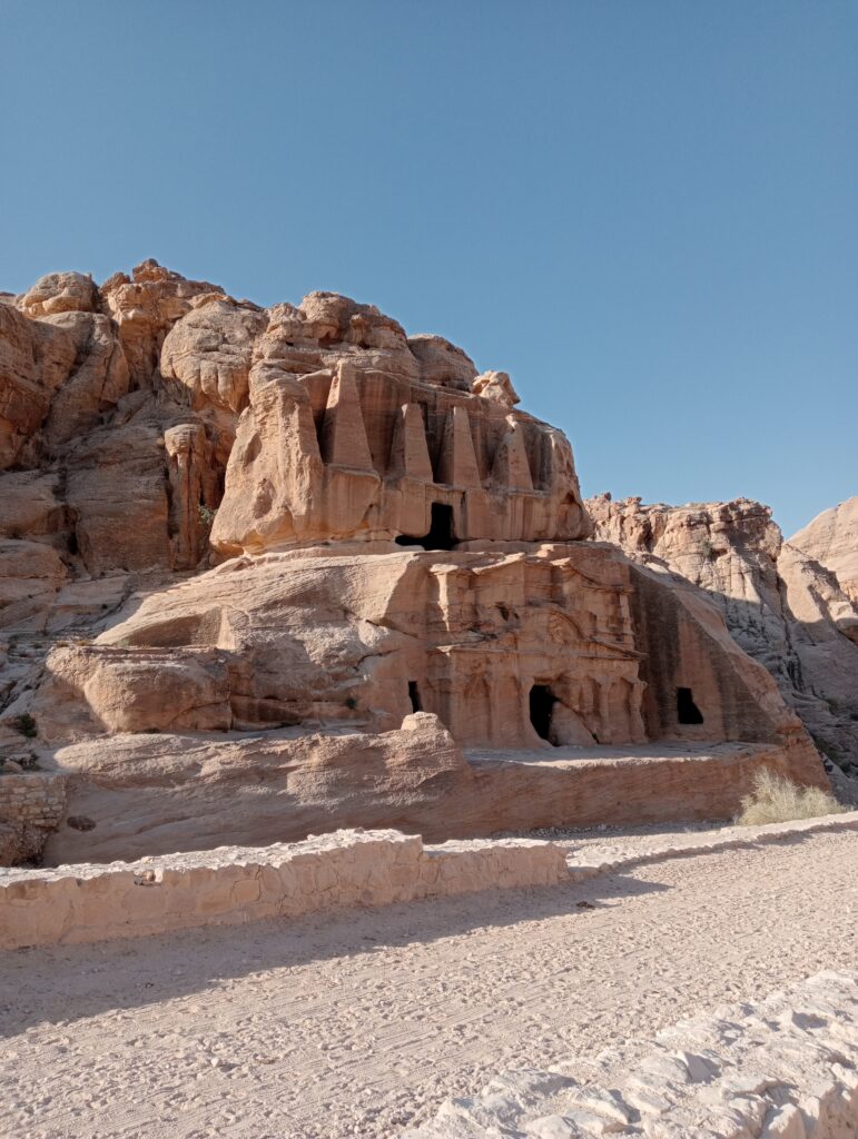 Tomba dell'Obelisco, edificio funerario scavato nella roccia sulla strada che porta alla città antica Petra
