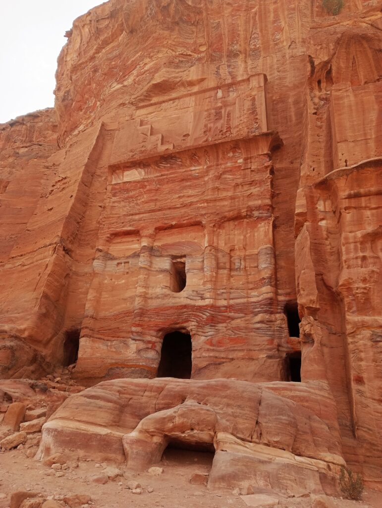 Tomba Reale intagliata nelle pareti di roccia arenaria, Petra