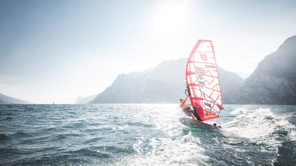 Rappresentazione pratica di windsurf, sport tipico del Lago di Garda