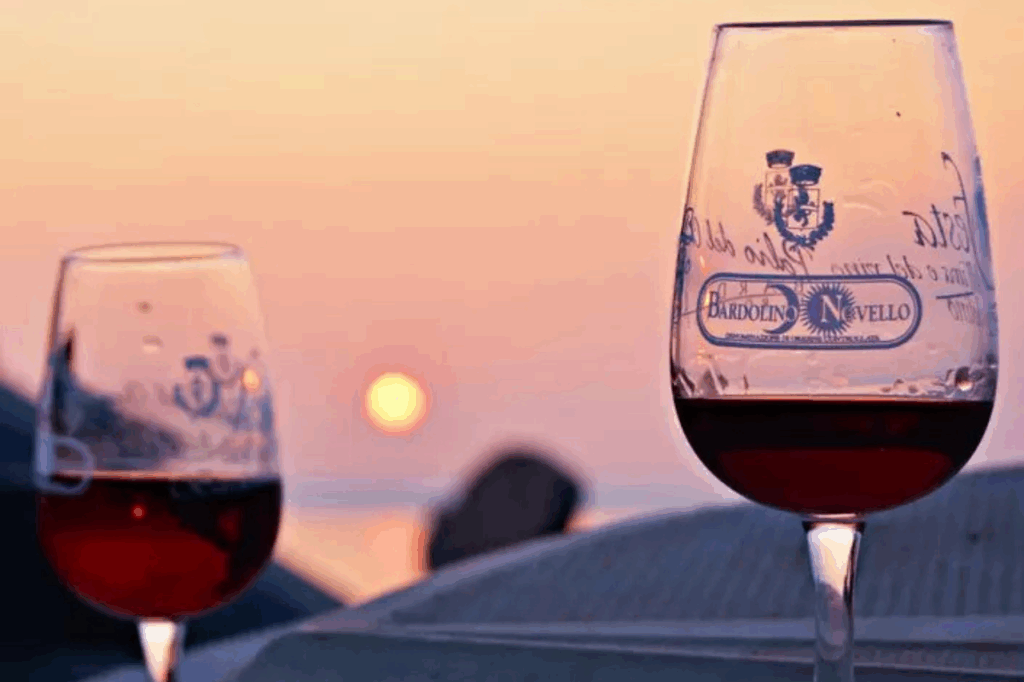 L'immagine rappresenta due calici di vino rosso Bardolino, vino tipico del posto dalla quale prende il nome la città stessa.