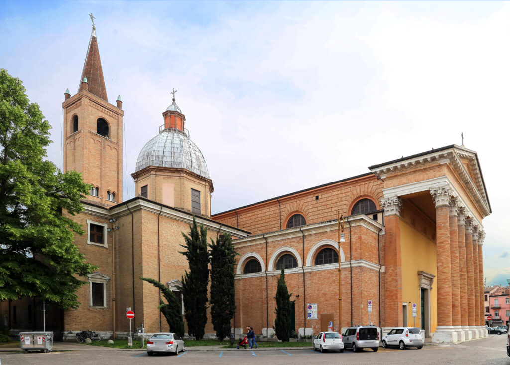 Cattedrale della Santa Croce centro storico di Forlì