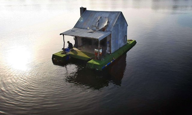casa galleggiante posta sull'acqua 