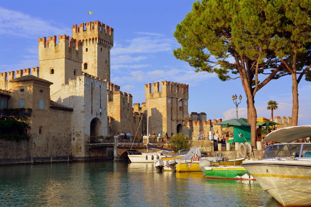 L'immagine raffigura l'ingresso del Castello Scaligero di Sirmione che affaccia sul Lago di Garda.
