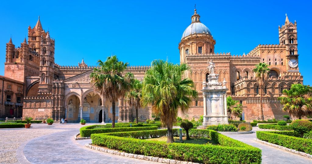 Qui possiamo ammirare la cattedrale di Palermo in Sicilia.