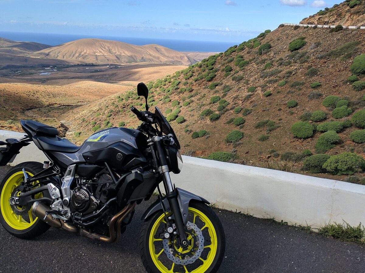 Moto con il paesaggio di Fuerteventura sullo sfondo