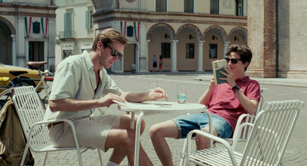 I protagonisti del film Chiamami col Tuo Nome seduti ad un bar in Piazza del Duomo a Crema