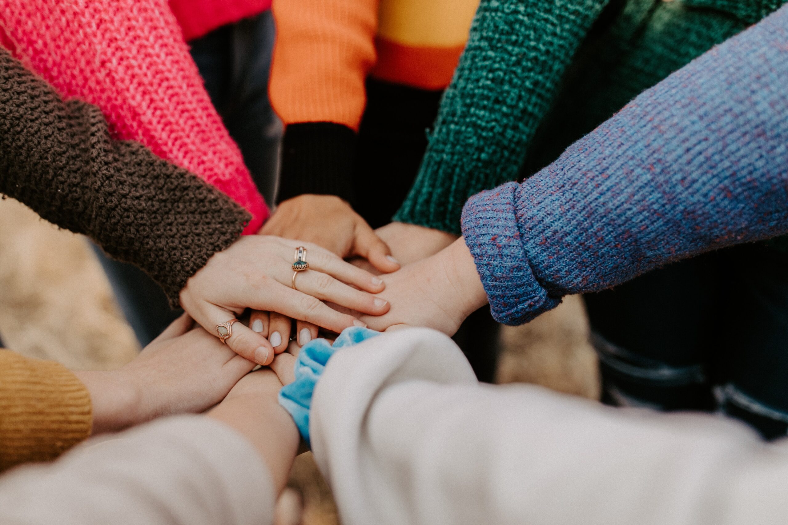 Persone che uniscono le mani insieme