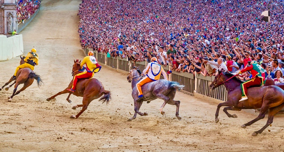 Questa foto rappresenta il momento della corsa del Palio